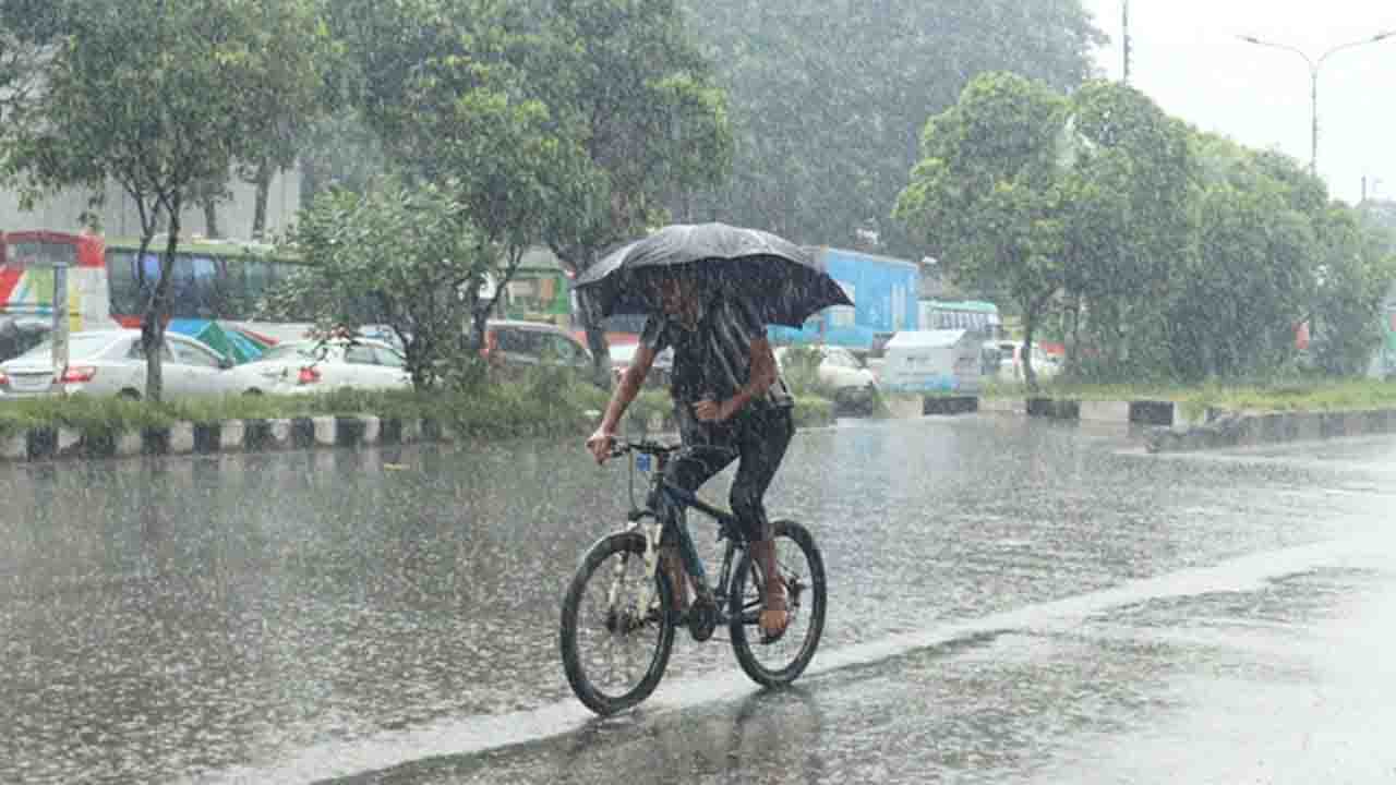 রাজধানীজুড়ে মেঘলা আকাশ হতে পারে বজ্রসহ বৃষ্টি