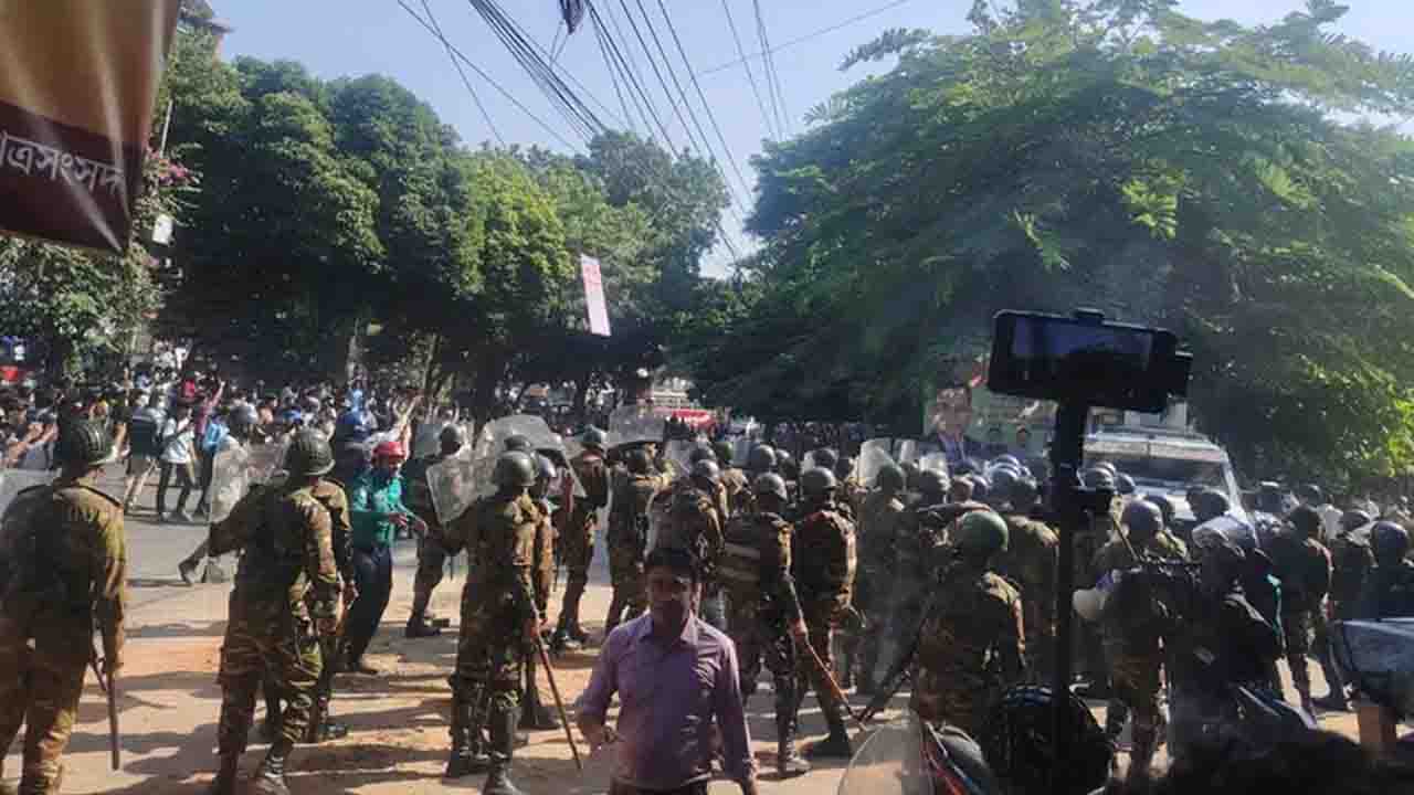 ধানমন্ডি ৩২ নম্বরে পুলিশের সঙ্গে ছাত্র-জনতার সংঘর্ষ