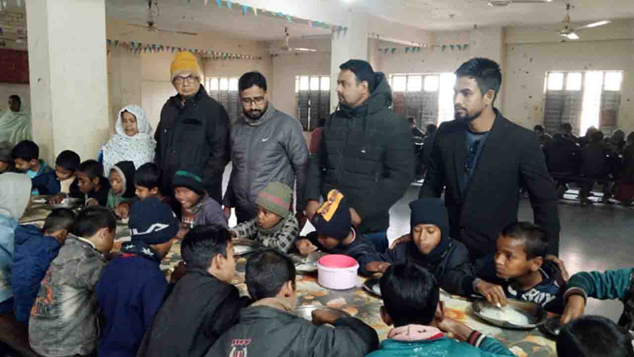 দেড় শতাধিক পথশিশুর মুখে হাসি ফোটালেন ‘গরিবের বন্ধু’ আহসান হাবীব