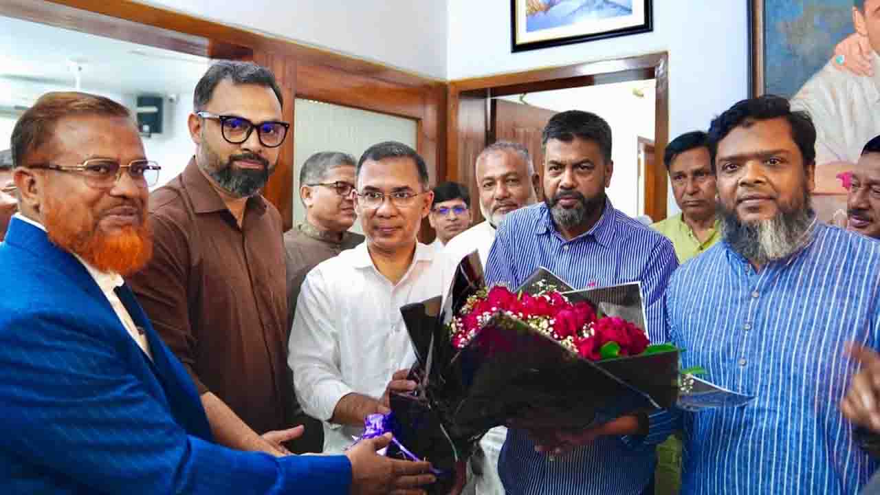 ঢাকা মহানগর বিএনপির নেতাদের সঙ্গে তারেক রহমানের শুভেচ্ছা বিনিময়