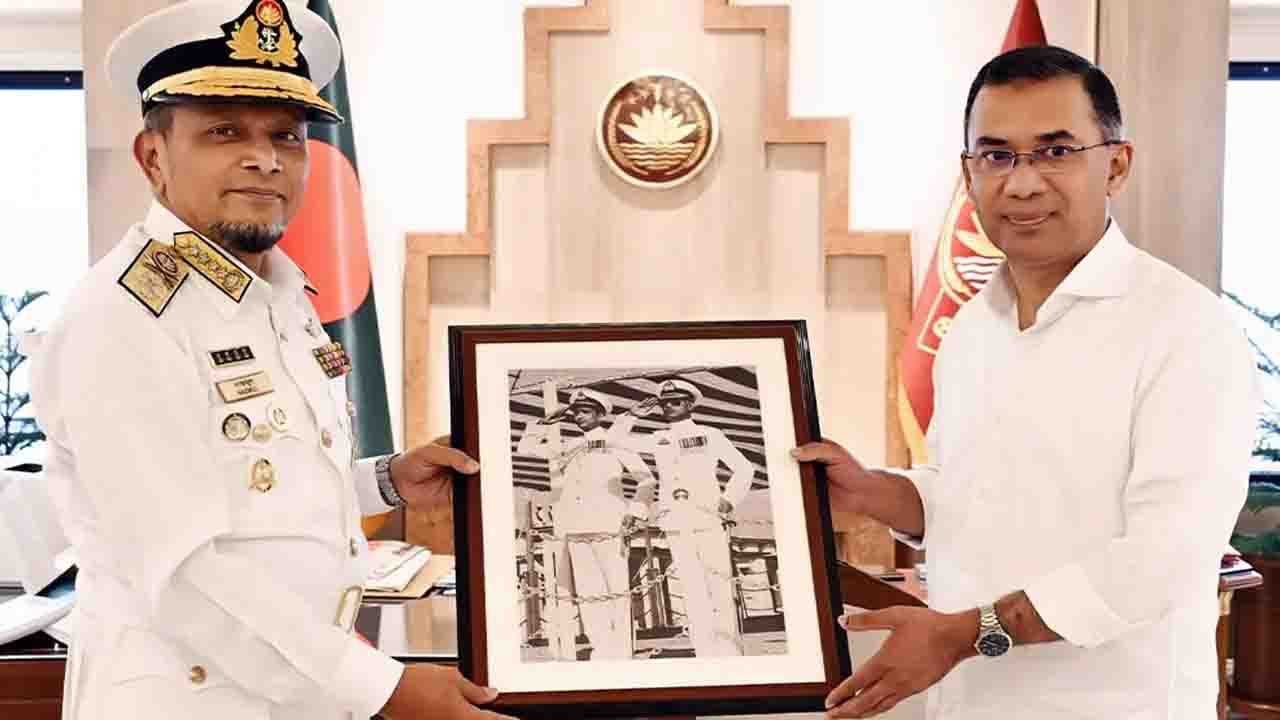 প্রধানমন্ত্রীর সঙ্গে নৌবাহিনী প্রধানের সৌজন্য সাক্ষাৎ