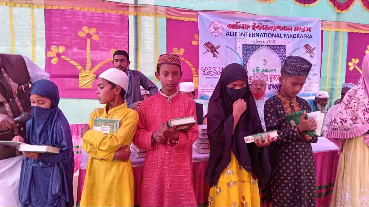 ঘোড়াঘাটে আলিফ ইন্টারন্যাশনাল মাদ্রাসায় কুরআন বিতরণ