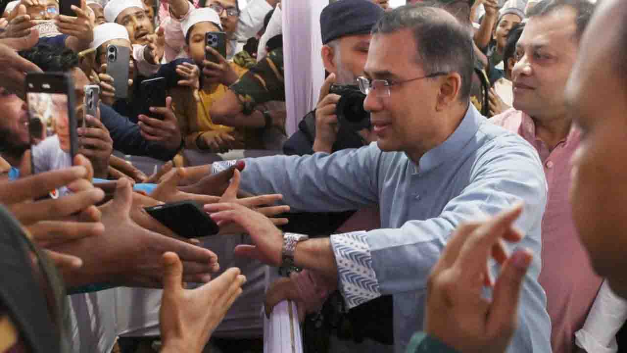 ঈদের নামাজ শেষে কুশল বিনিময় করলেন তারেক রহমান