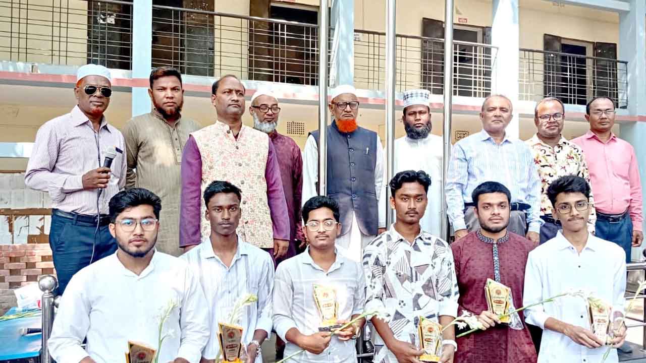দিনাজপুরের চেহেলগাজী স্কুলের ৮ শিক্ষার্থী পেল সম্মাননা