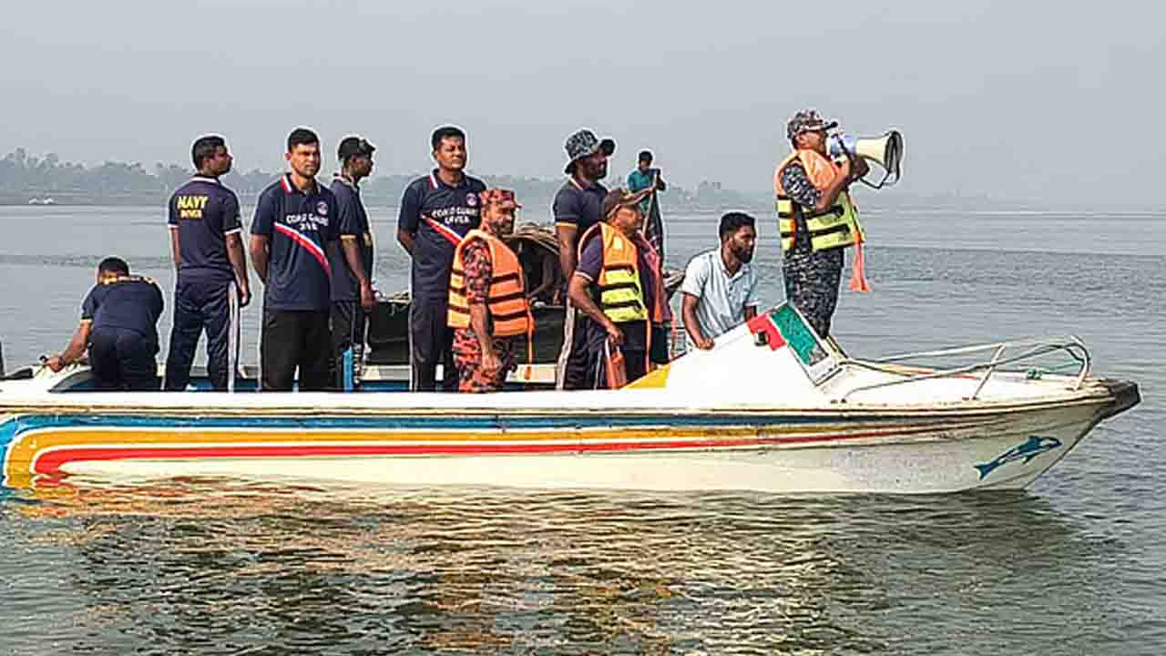 দৌলতদিয়ায় পদ্মা নদীতে বাসডুবি তৃতীয় দিনের উদ্ধার অভিযান শুরু