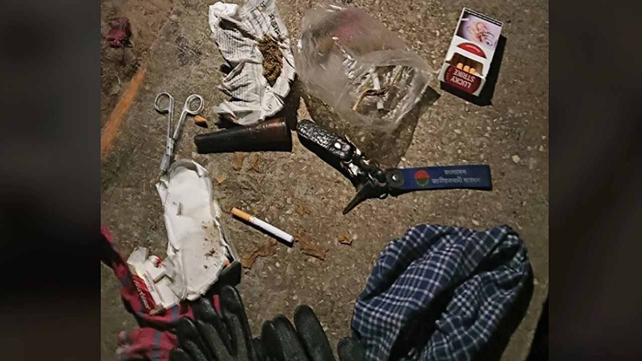 মধ্যরাতে গাঁজা সেবনকালে ঢাবির হল থেকে ছাত্রদল কর্মীসহ আটক চার