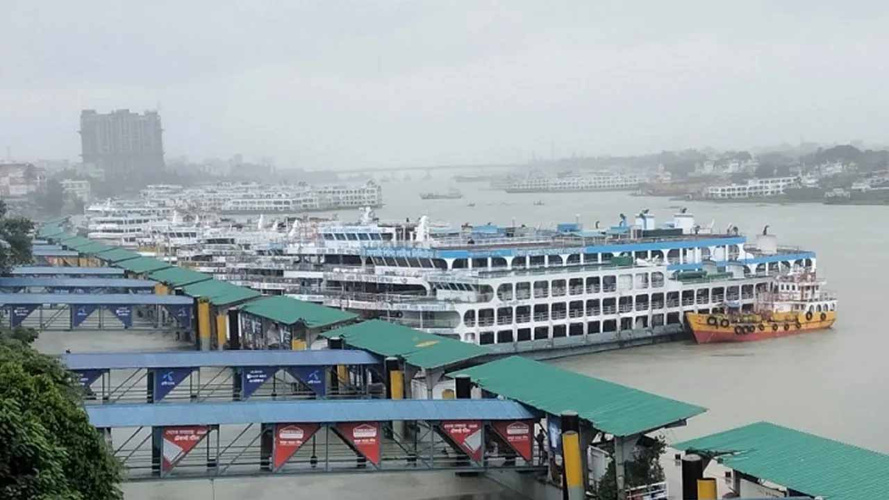 সারাদেশে নৌযান চলাচল বন্ধ ঘোষণা