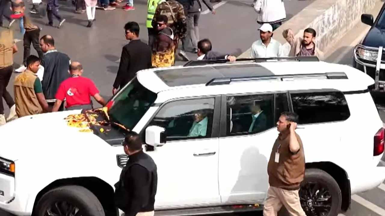 ভোটার হবার জন্য ইসি ভবনে তারেক রহমান