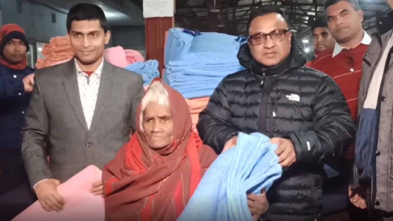 পঞ্চগড়ে মধ্যরাতে রেলওয়ে স্টেশনে ছিন্নমূল মানুষের পাশে জেলা পুলিশ