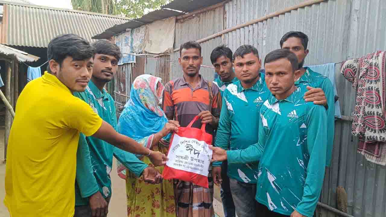 বীরগঞ্জে ১২০ দুস্থ পরিবারের মাঝে ঈদ উপহার বিতরণ