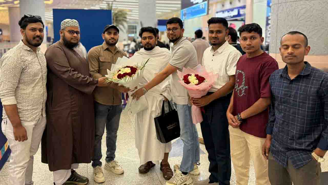 ওমরাহ পালনে সৌদি আরব পৌঁছেছেন নাহিদ ইসলাম