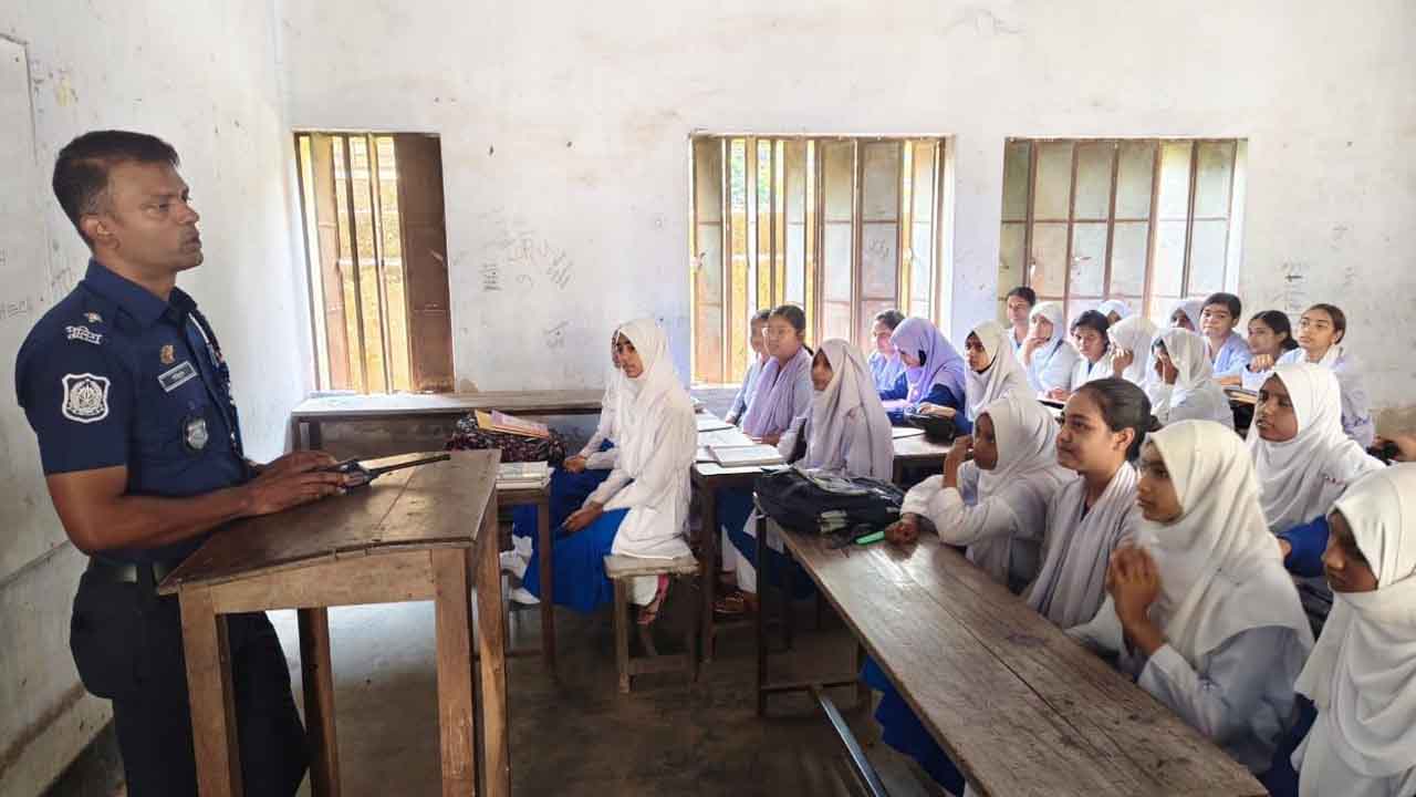 শিক্ষার্থীদের নিয়ে ঘোড়াঘাট ওসির সচেতনতামূলক প্রচারণা