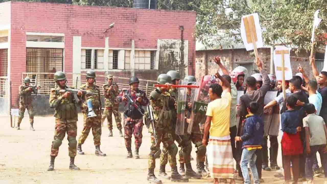 ঘোড়াঘাটে সহিংসতা ও নাশকতা রুখতে যৌথ বাহিনীর শক্ত মহড়া