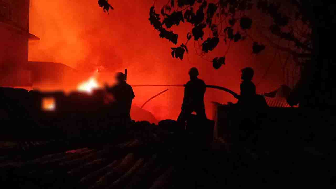 সাড়ে ৪ ঘণ্টায়ও নেভেনি কড়াইল বস্তির আগুন