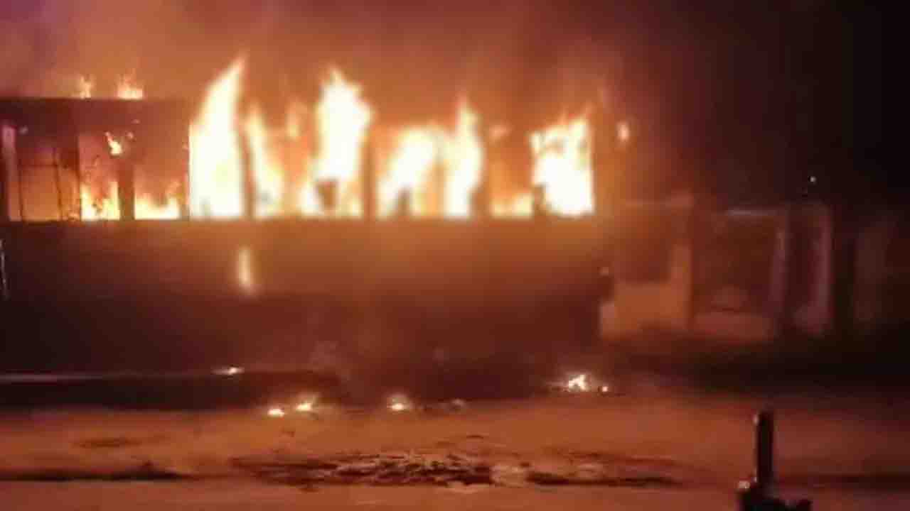 রাজধানীতে কলেজের সামনে বাসে আগুন