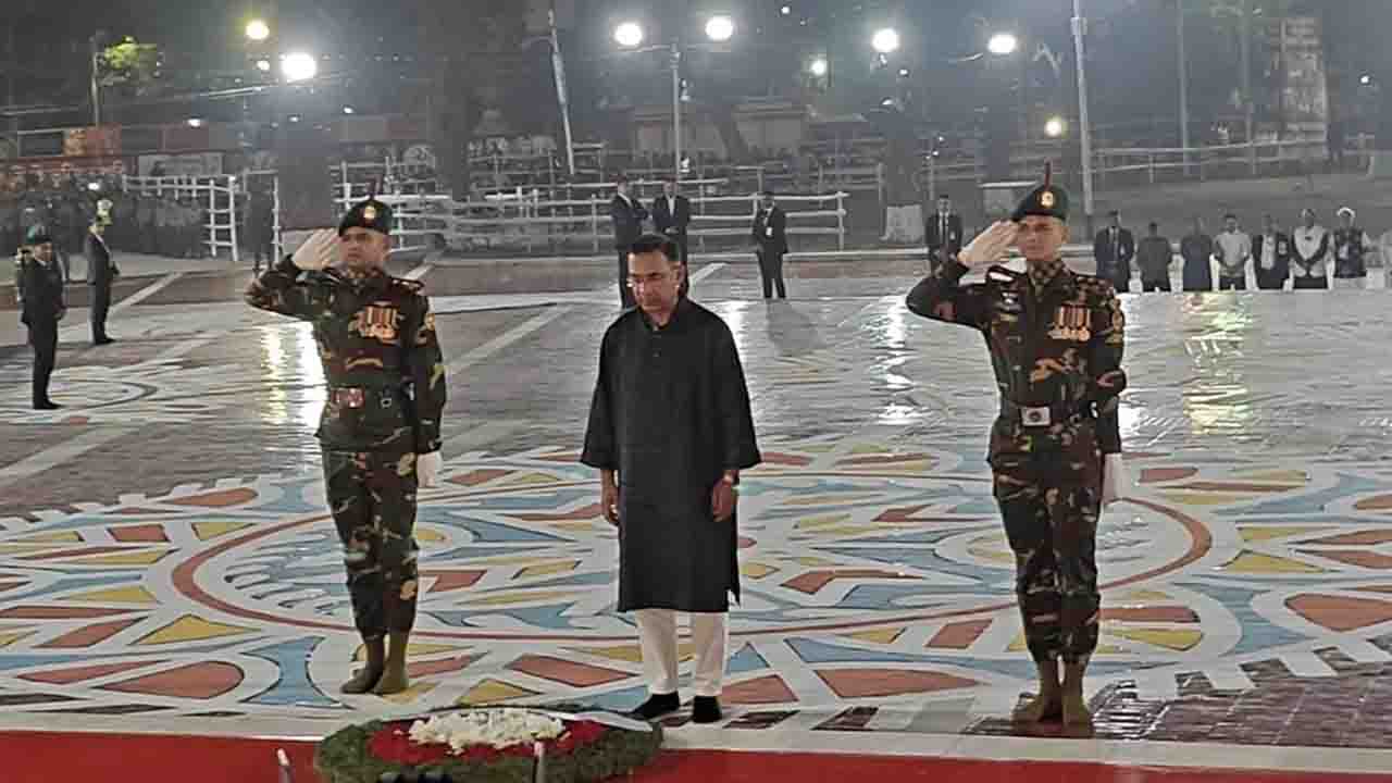 শহীদ মিনারে ভাষা শহীদদের শ্রদ্ধা জানালেন প্রধানমন্ত্রী