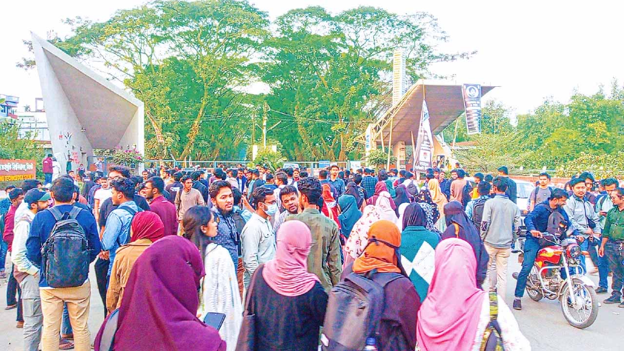 শাকসু নির্বাচন স্থগিতের প্রতিবাদে উত্তাল শাহজালাল বিশ্ববিদ্যালয়