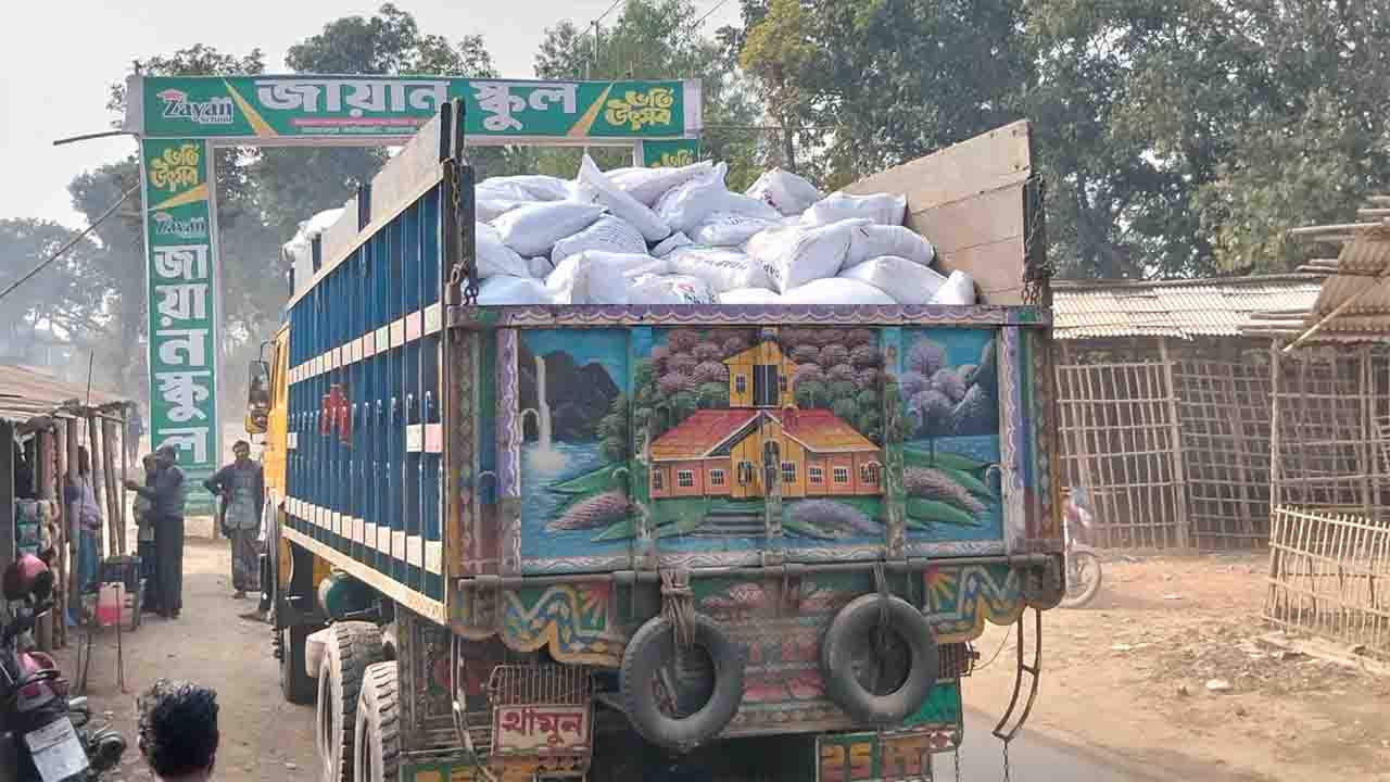 নবাবগঞ্জে ৪৯১ বস্তা সার পাচারের চেষ্টা, ডিলারকে ১ লাখ টাকা জরিমানা