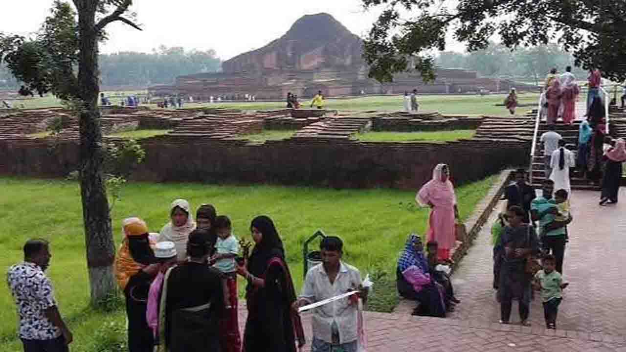 পাহাড়পুর বৌদ্ধ বিহারে পর্যটকদের উপচে পড়া ভিড়