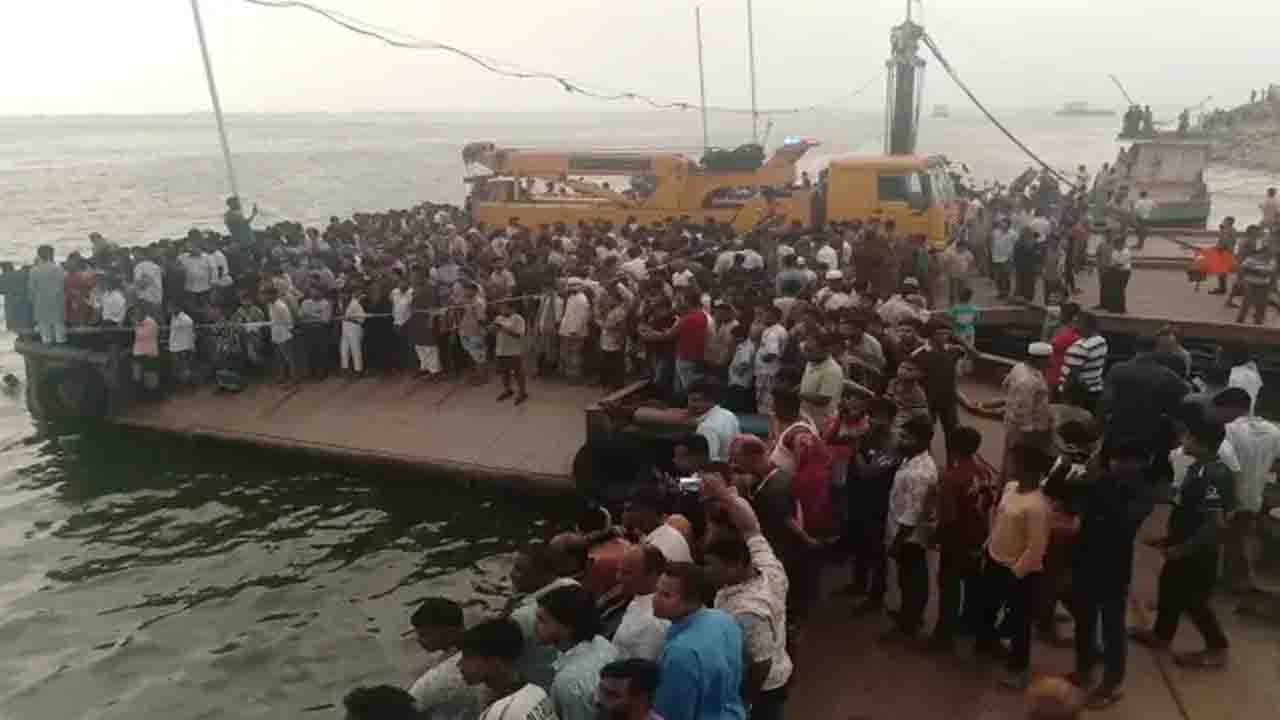 দৌলতদিয়ায় বাস উদ্ধার অভিযানে ঢাকা ও ফরিদপুরের ডুবুরি দল