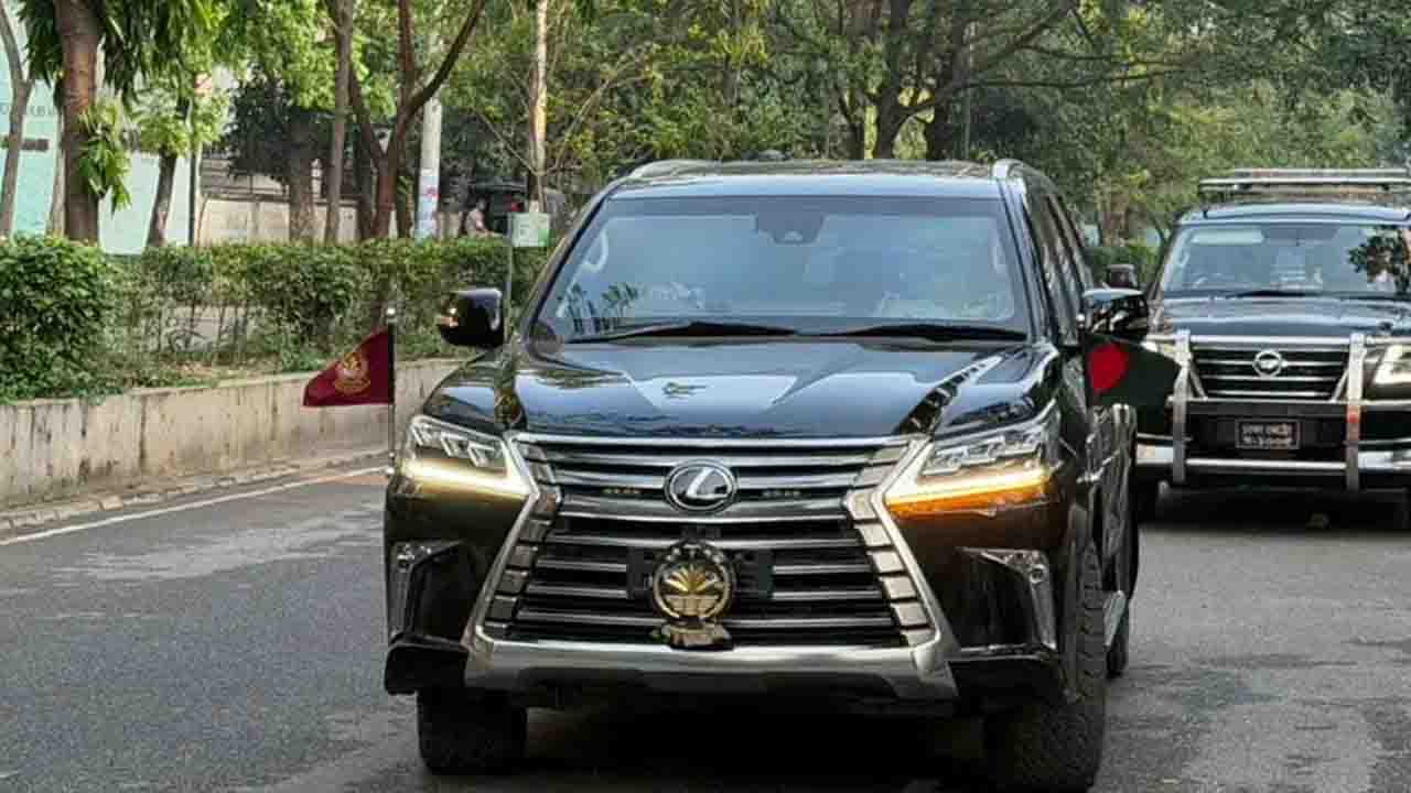 প্রথমবার রাষ্ট্রীয় গাড়ি ও জাতীয় পতাকা ব্যবহার করলেন তারেক রহমান