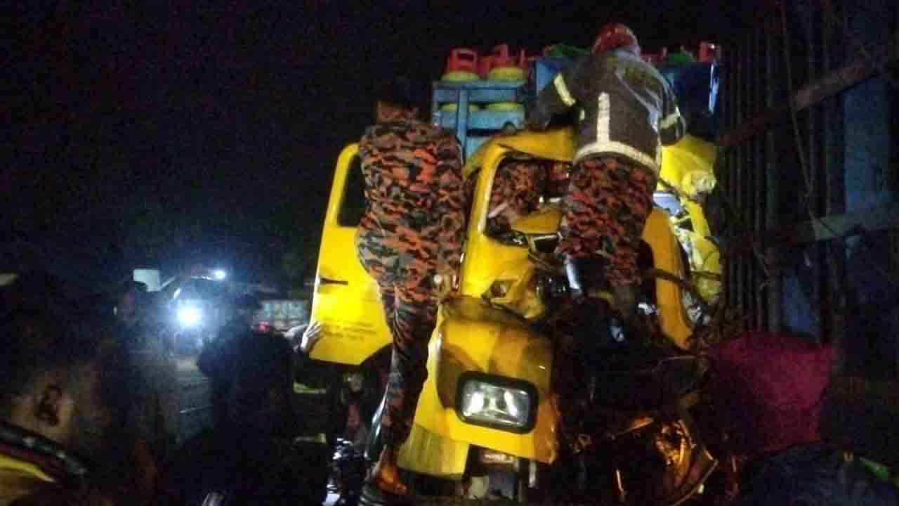 দাঁড়িয়ে থাকা ট্রাকে ধাক্কায় সহকারীর মৃ‍‍`ত্যু