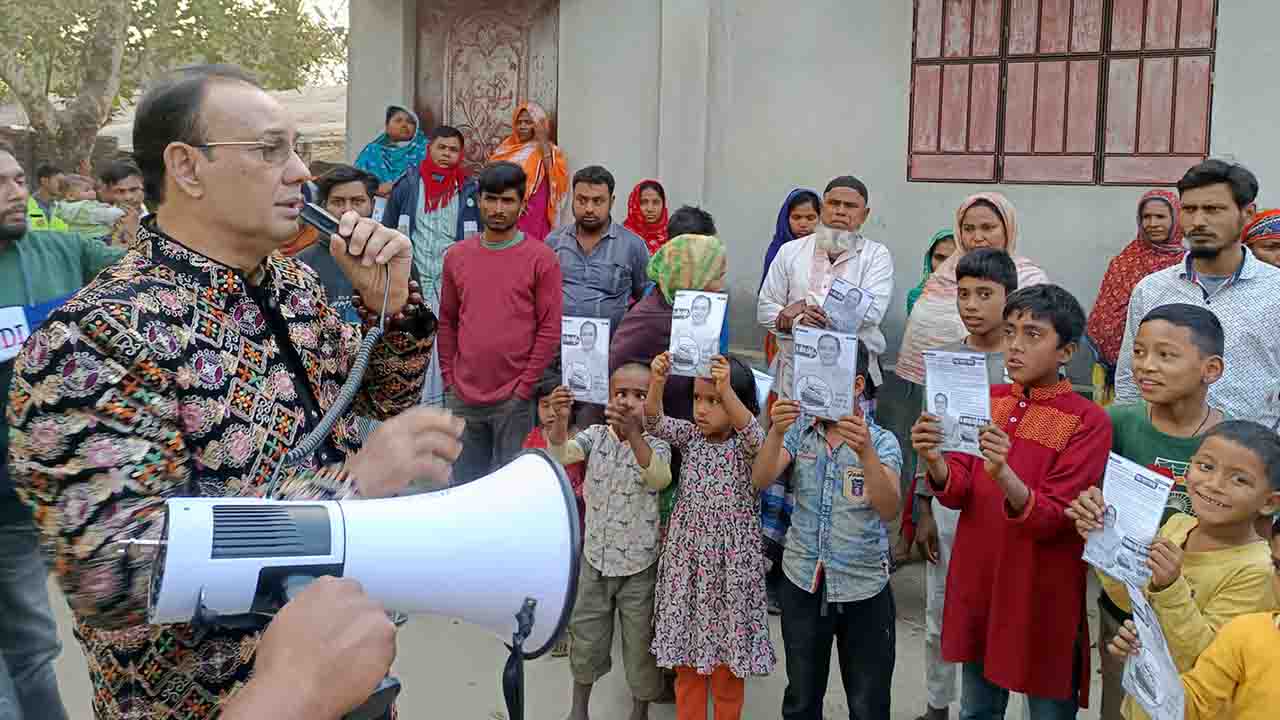 দিনাজপুর-২ আসনে স্বতন্ত্র প্রার্থী ড. জীবনের ‘জাহাজ’ প্রতীকের ব্যাপক গণসংযোগ