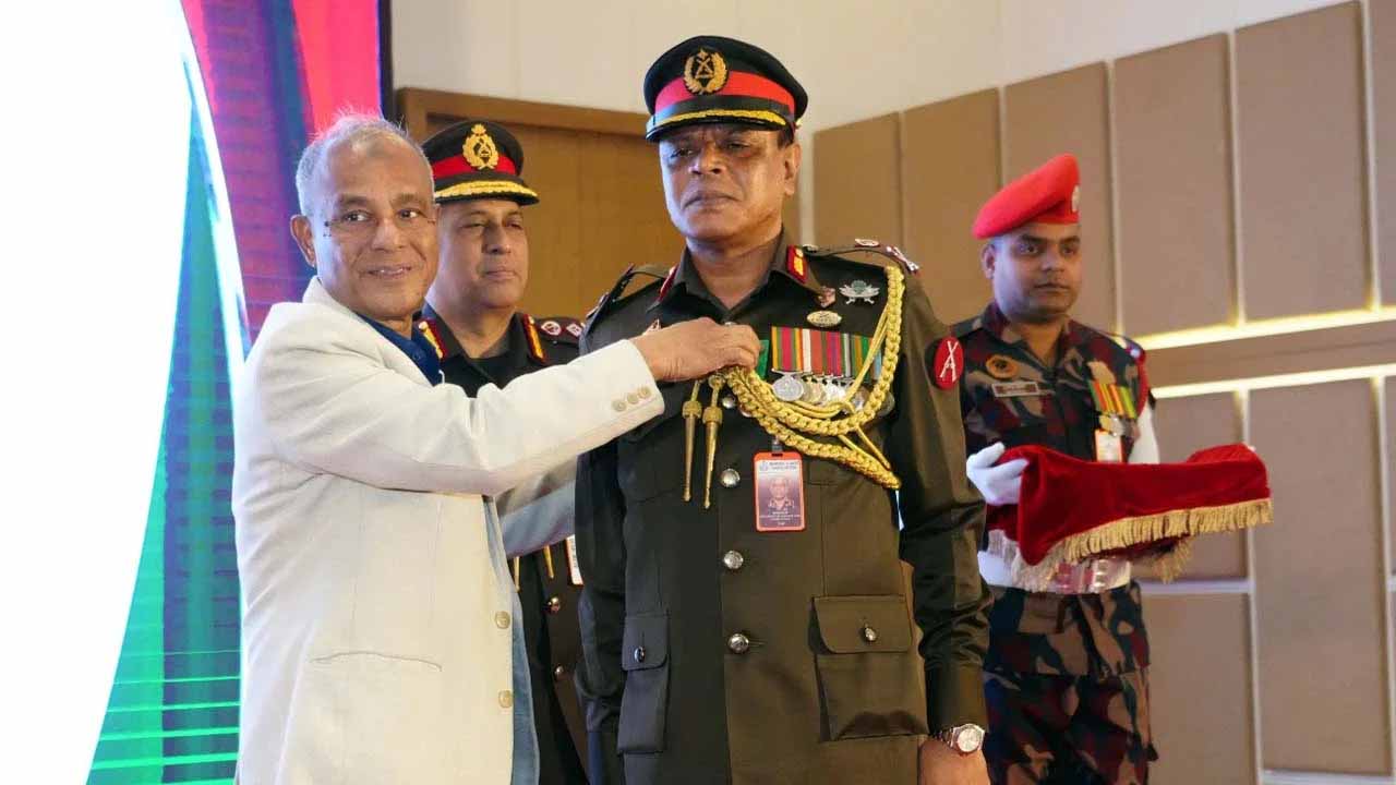 বিজিবি দিবসে কৃতিত্বপূর্ণ কাজের স্বীকৃতিস্বরূপ পদক প্রদান