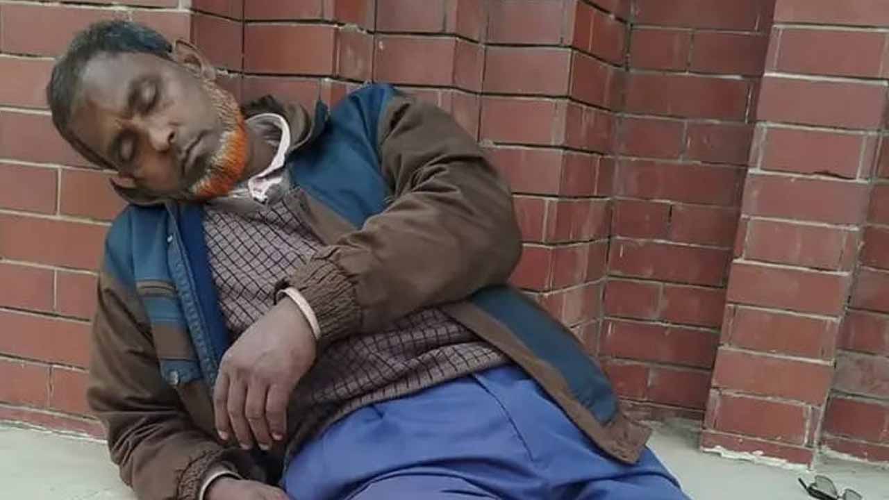 দিনাজপুর গোড়-এ ঈদগাহ মিনারে অজ্ঞান ব্যক্তি উদ্ধার