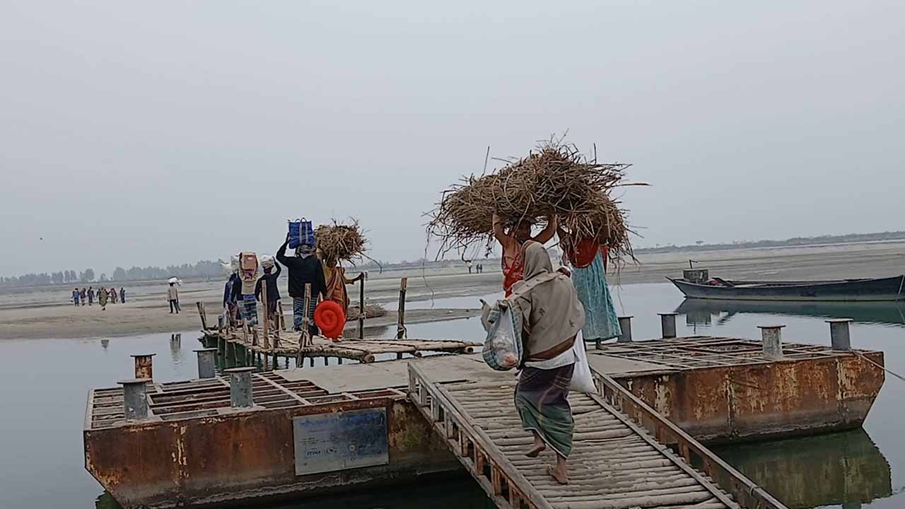অস্তিত্ব সংকটে ব্রহ্মপুত্র নদ, হেঁটেই পারাপার