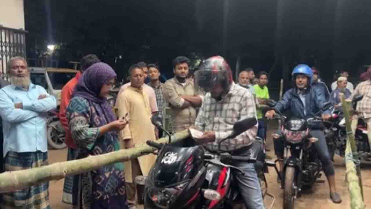 চিরিরবন্দরে তেলের পাম্পে অভিযান: ২৩ চালককে জরিমানা