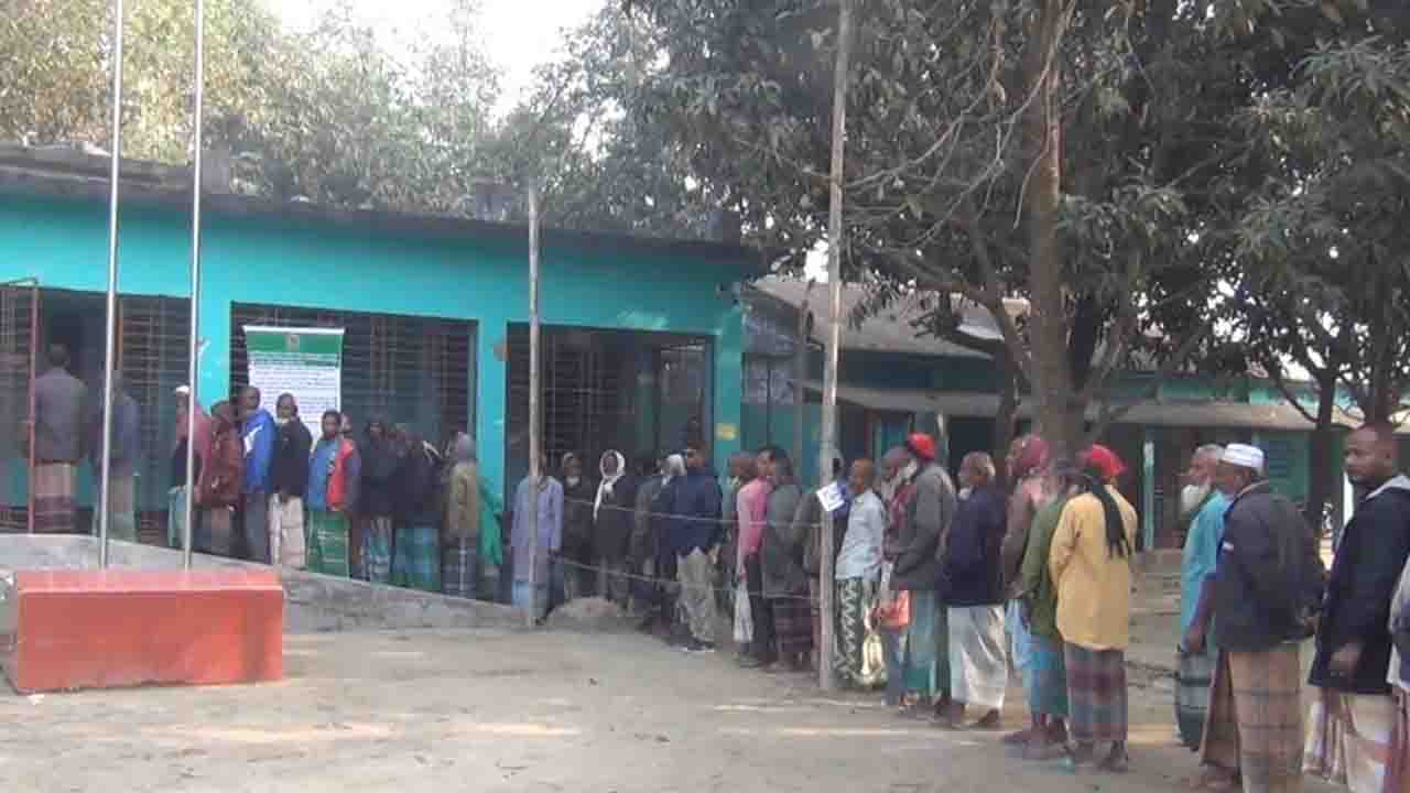 দিনাজপুর ৬ আসনে ভোট কেন্দ্রে ভোটারদের স্বতঃস্ফূর্ত উপস্থিতি