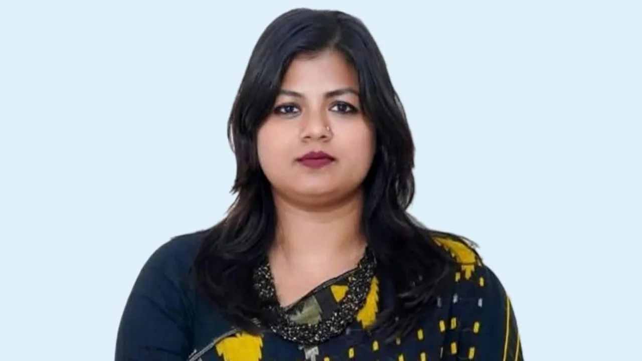 এবার নির্বাচন থেকে সরে দাঁড়ালেন এনসিপি নেত্রী ঝুমা