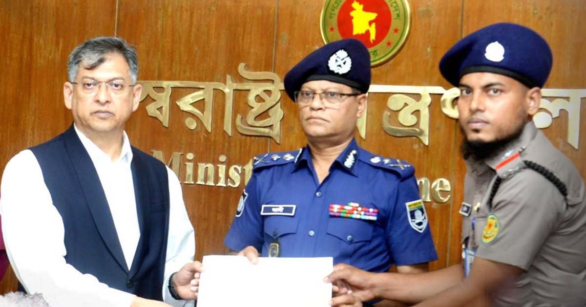 জনবান্ধব পুলিশ গড়তে পুরস্কার ও তিরস্কার নীতি চলবে: স্বরাষ্ট্রমন্ত্রী