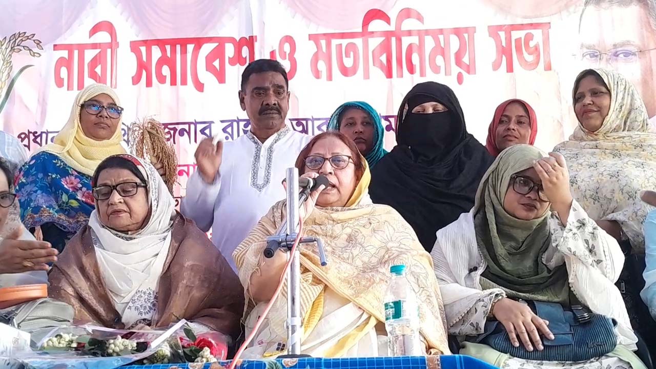 ঠাকুরগাঁওয়ে নারী সমাবেশে ধানের শীষে ভোট চাইলেন ফখরুল পত্নী