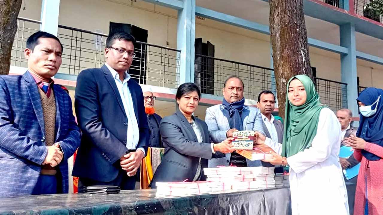 বার্ষিক ফলাফল প্রকাশ ও মেধাবী শিক্ষার্থীদের মাঝে পুরস্কার বিতরণ