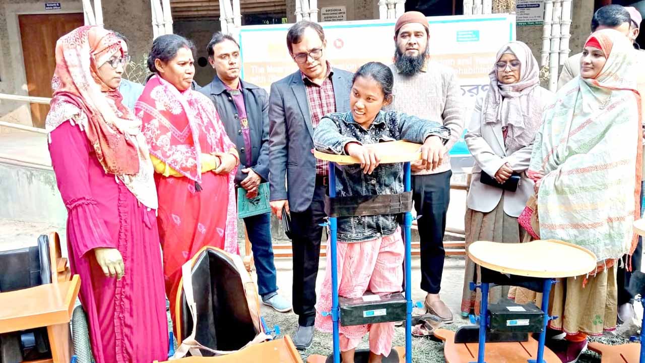 দীপশিখার উদ্যোগে প্রতিবন্ধী শিশু ও যুবদের মাঝে উপকরণ বিতরণ