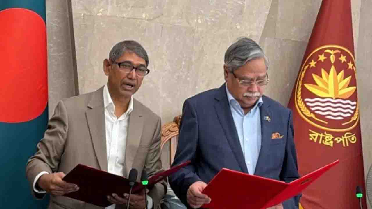 মন্ত্রী হিসেবে শপথ নিলেন অ্যাডভোকেট আহমেদ আযম খান