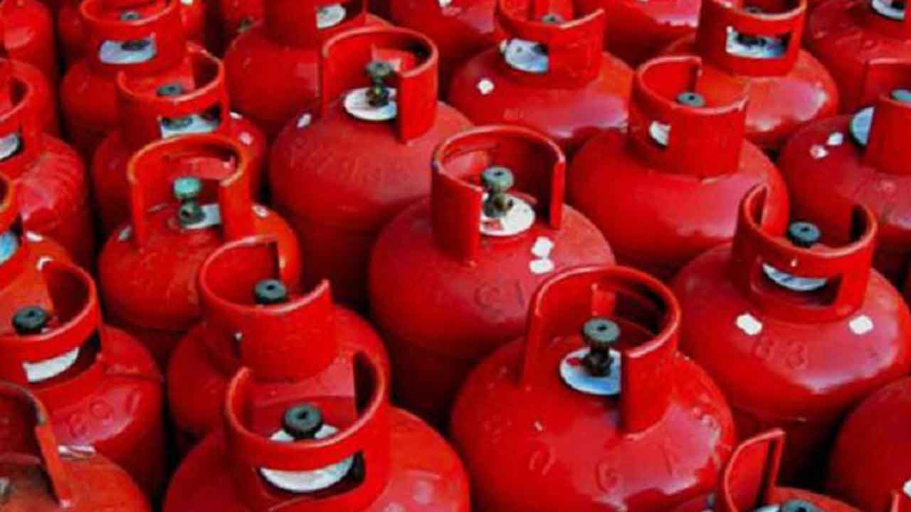 হিলিতে সরকার নির্ধারিত দামে মিলছে না এলপিজি