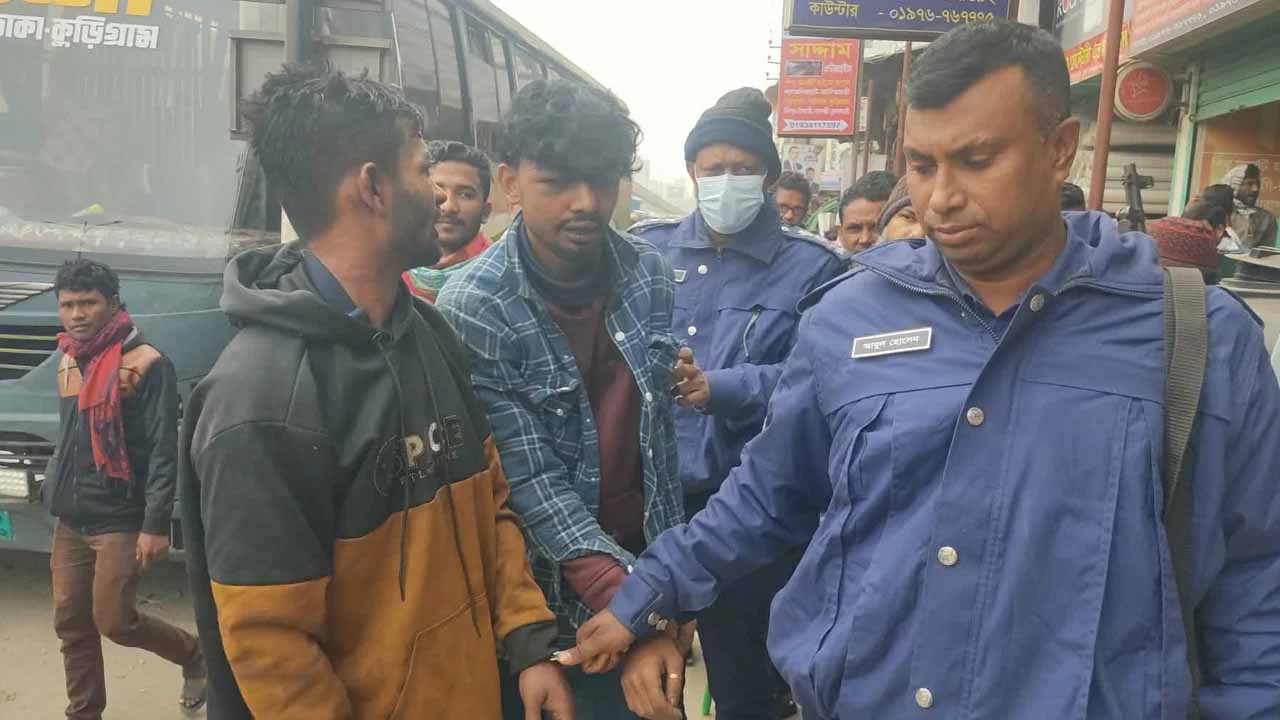 অস্ত্রসহ দুই ছিনতাইকারীকে আটক করে পুলিশে দিল বাস চালক
