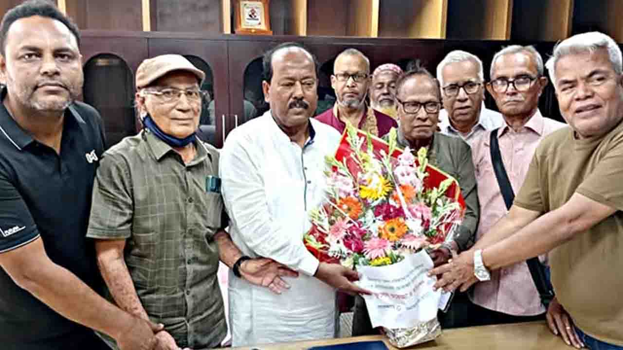 জেলা পরিষদ প্রশাসককে দিনাজপুর ইনস্টিটিউটের সংবর্ধনা
