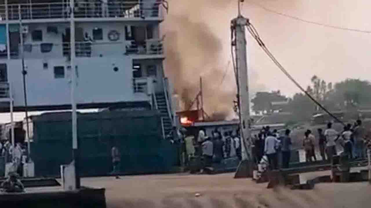 পাটুরিয়া ঘাটে ফেরিতে আগুন