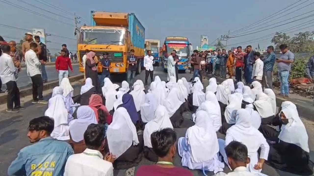 গাজীপুরে কৃষি ডিপ্লোমা শিক্ষার্থীদের মহাসড়ক অবরোধ