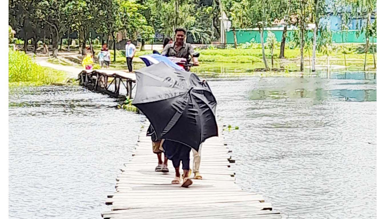 চিরিরবন্দরে ইছামতী নদীতে সেতু না থাকায় চরম দুর্ভোগ