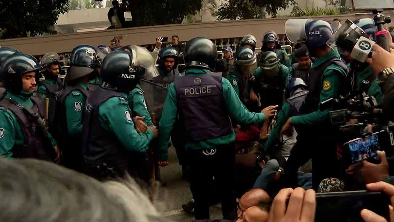 কারওয়ান বাজারে পুলিশ-ব্যবসায়ী দফায় দফায় সংঘর্ষ