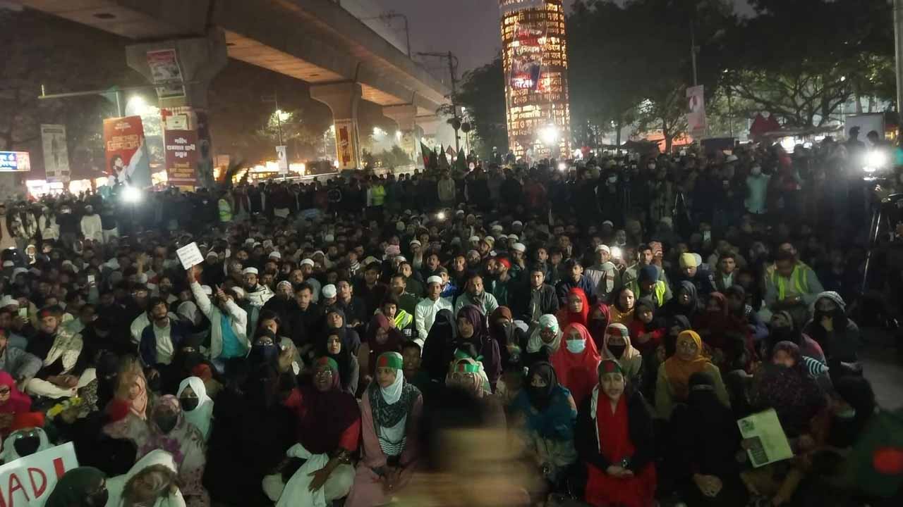 রাতভর শাহবাগেই অবস্থানের ঘোষণা, হাদি হত্যার বিচারে ৩ দফা দাবি