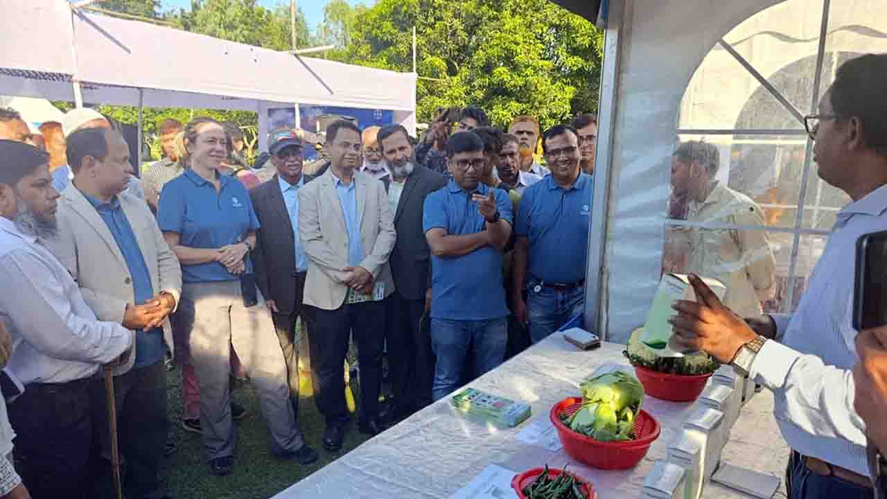 ভুট্টার নতুন জাত ছড়িয়ে দিতে দিনাজপুরে বায়ার ক্রপ সায়েন্সের প্রদর্শনী