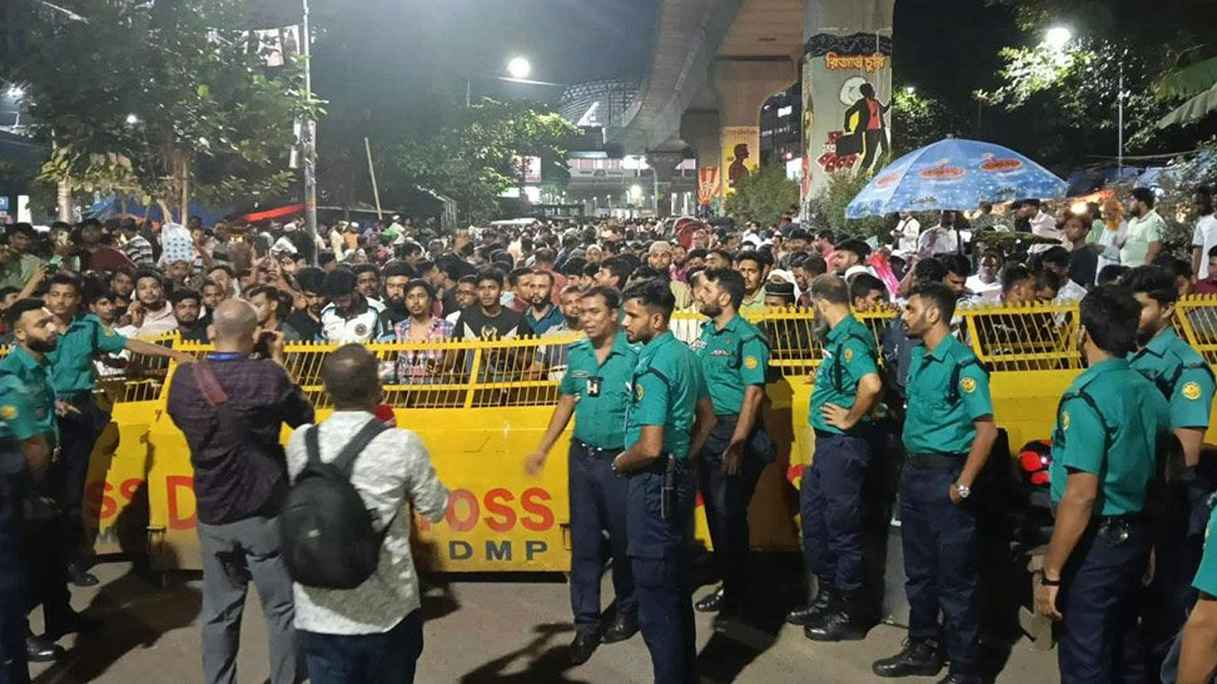 ডাকসু নির্বাচন: ফলাফল ঘিরে শাহবাগে নেতাকর্মীদের ভিড়, আইনশৃঙ্খলা বাহিনী হিমশিম