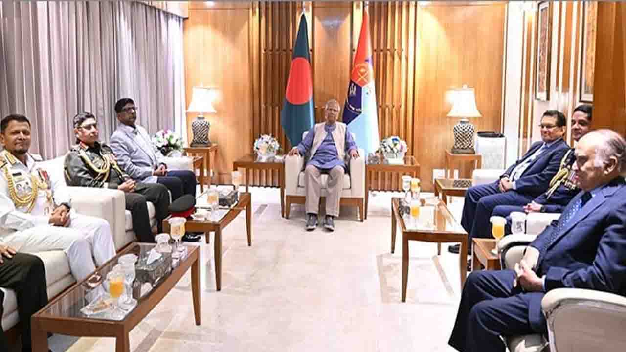 প্রধান উপদেষ্টার সঙ্গে সশস্ত্র বাহিনীর তিন প্রধানের সৌজন্য সাক্ষাৎ