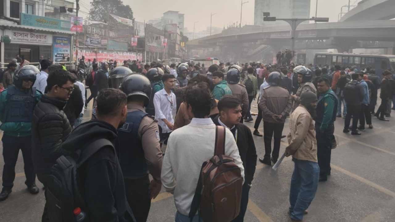 কলেজ শিক্ষার্থী হত্যার বিচারের দাবিতে ফার্মগেটে সড়ক অবরোধ